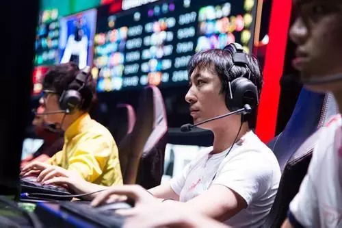 电竞俱乐部“兼职”戒网瘾？菜鸡退游痛点解！