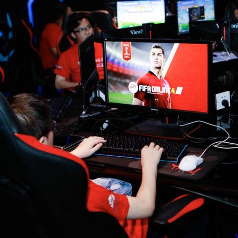 FIFA 18评测：指尖竞技盛宴，游戏不止于此