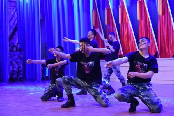 上班打卡，下班打“瓦”！揭秘蓝领舞台上的激情燃烧时刻