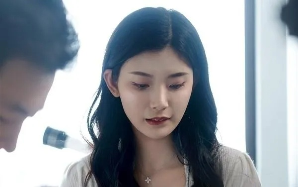 《完蛋我被美女包围2》预告揭秘：精彩瞬间抢先看！