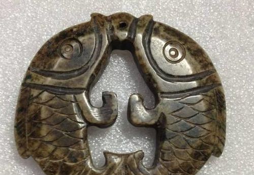 《明末神物揭秘：渊虚之羽鱼龙玉佩有何神秘力量？》