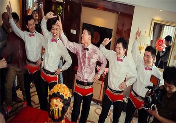 《大嫂婚礼现场揭秘：趣味文字游戏大挑战》