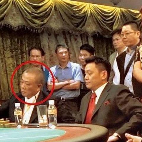 《七黑帮老大抽卡监狱结局全攻略揭秘》