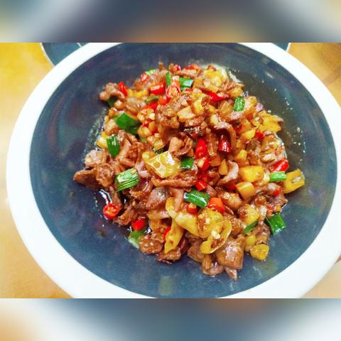 爆炒江湖宴：抠门阵容攻略，轻松翻盘！