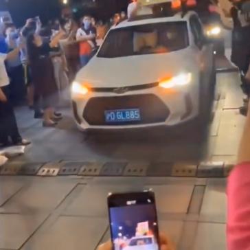 《霓虹深渊飙车神攻略：无限挑战玩法揭秘》