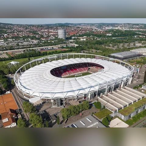 《2024年度足球游戏巅峰对决：十大热门排行揭晓》