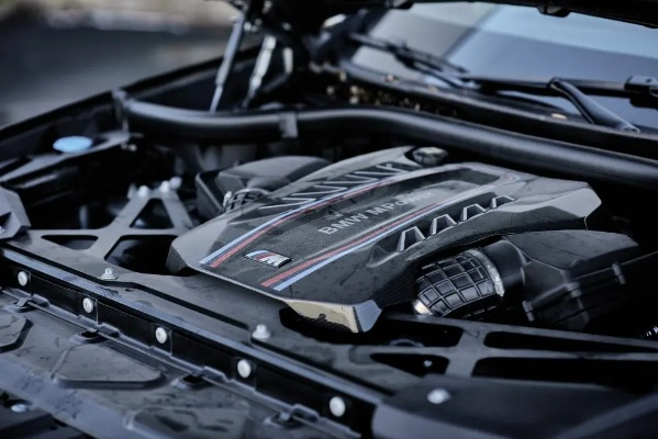 宝马X5竞速版深度解析：揭秘顶级赛车性能！