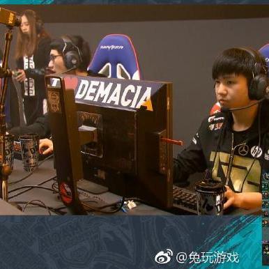 《热门暂停功能游戏盘点：下载量飙升的精选推荐》