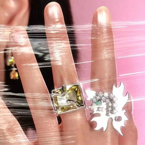 《山海幻境2025兑换码速领！独家福利大放送》