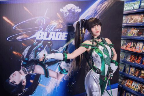 剑星COS女神伊芙：绝美身材曲线，游戏魅力大揭秘！