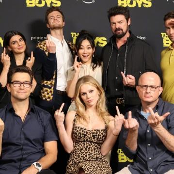 《黑袍纠察队》衍生剧女神新照曝光！揭秘不穿裤子的时尚新潮流！