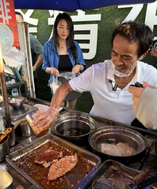 外地游客惊见!鸡排哥破20年惯例,连续营业创奇迹 外地游客惊见!鸡排哥破20年惯例,连续营业创奇迹