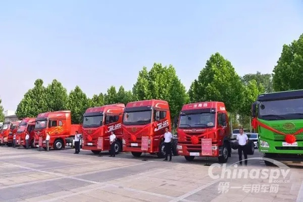 山东婚车队6辆红解放重卡吸睛！新郎父亲揭秘：儿子独爱卡车文化