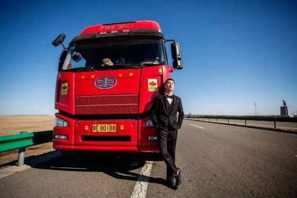 山东婚车队6辆红解放重卡吸睛！新郎父亲揭秘：儿子独爱卡车文化