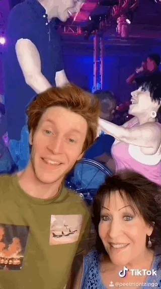 国庆狂欢！鸡排哥家族10摊位热爆，招募大学生鸡排保镖助力！