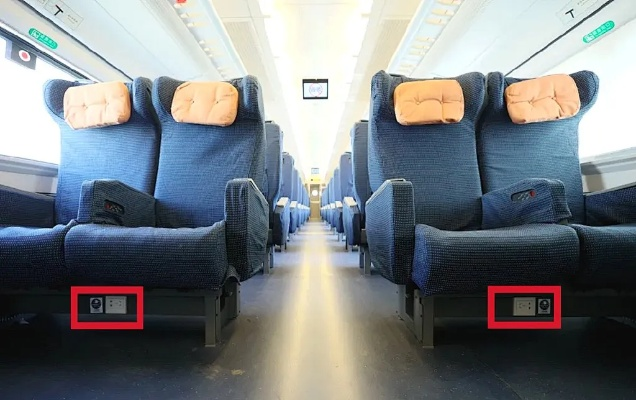 高铁充电口位置揭秘：12306权威解答，座位选择新标准！