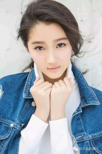 孟子义拍戏意外：长纱绊倒惊险瞬间，颈部勒痕引关注