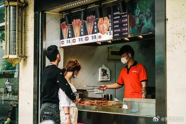 鸡排哥诚意道歉：10月9日暂停营业，游客排队体验升级