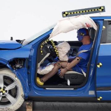 汽车火灾多车损毁，非电池原因揭秘！安全驾驶指南必看