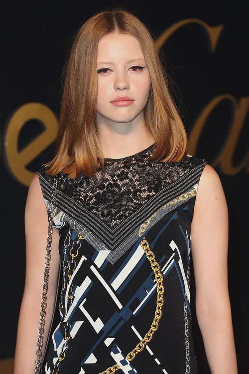 《尖叫女王》米娅·高斯写真惊艳亮相，大胆造型揭秘神秘魅力