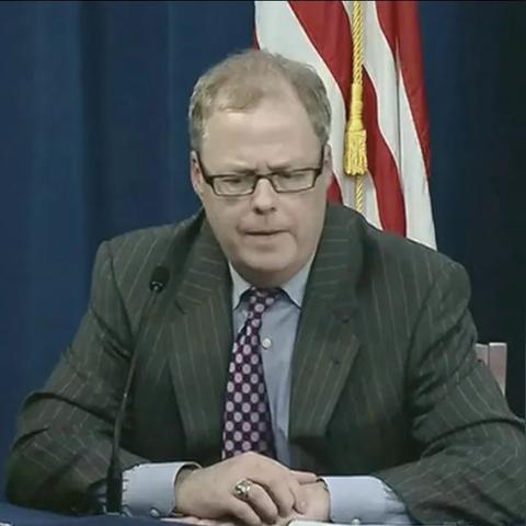 超500斤美国壮汉突发急病，惊险被吊运出公寓急救！