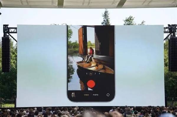 揭秘：iOS26时钟消失之谜，液态玻璃技术革新解析