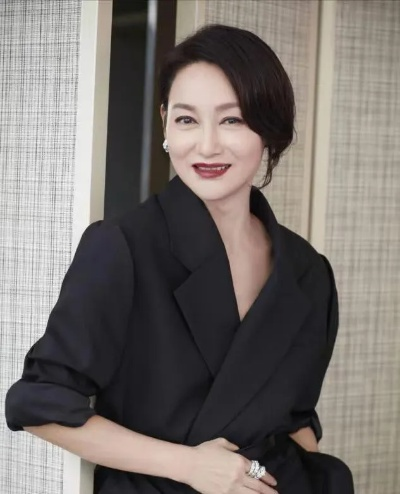 惠英红65岁勇夺高奢代言，英皇欠债事件再掀热议