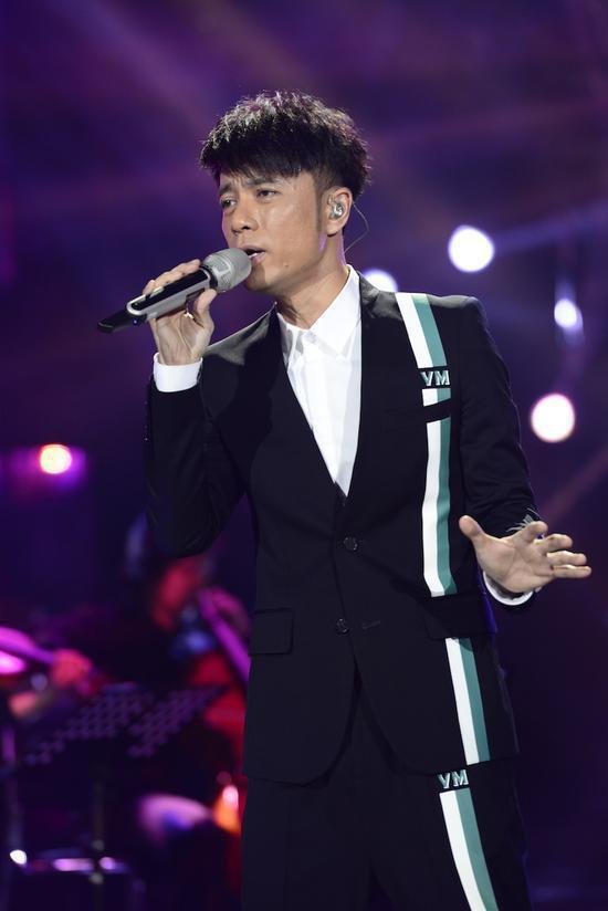 “谭咏麟李克勤同框惊喜！揭秘‘左麟右李’旅游独家瞬间”