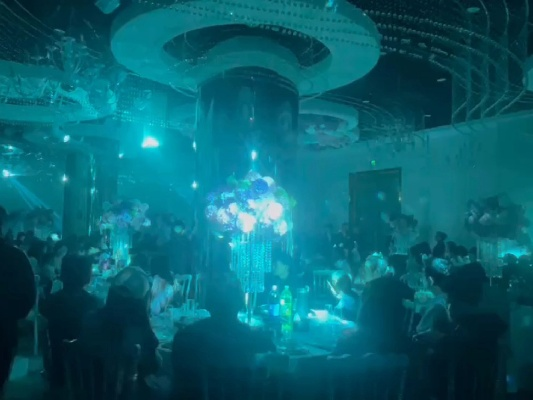 绿光婚礼震撼登场：6.6万打造迪厅风新人盛典，视觉盛宴新体验