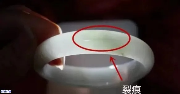 和田玉镯碎裂惊现百万价值，店主神态自若揭秘绝技