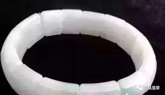 和田玉镯碎裂惊现百万价值，店主神态自若揭秘绝技