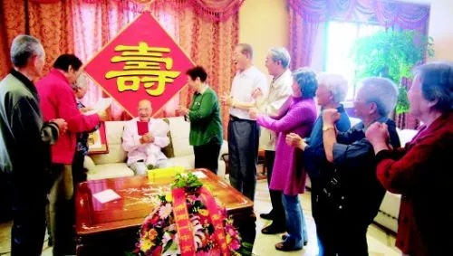 院士百岁寿宴惊现假学生求合影，拒绝道歉事件引热议