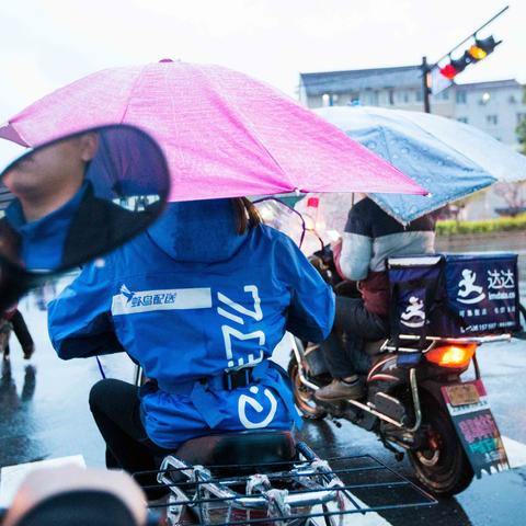 万元手机失窃骑手神秘失踪，店主全款赔偿引热议