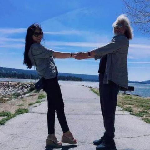 74岁张纪中庆生女儿引热议，妻子反击网络黑粉，育儿话题再升级