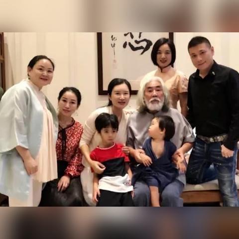 74岁张纪中庆生女儿引热议，妻子反击网络黑粉，育儿话题再升级