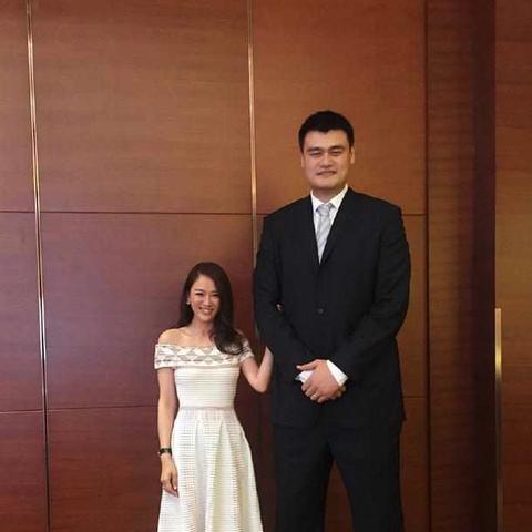 奥尼尔与姚明成龙合影揭秘：174cm萌身高差引热议