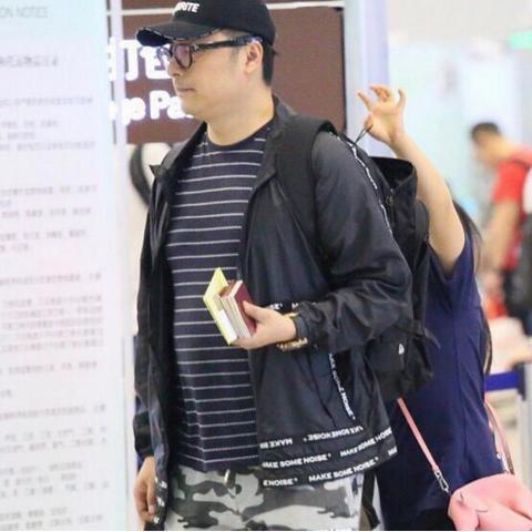 王诗龄一家三口同框，王岳伦瘦身奇迹引热议！