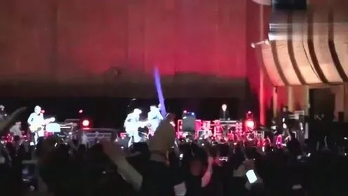 张杰演唱会突发音响故障，现场无音震撼再现《逆战》经典演绎