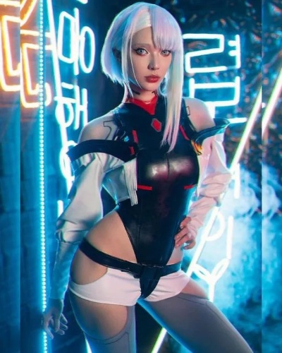 长腿模特惊艳演绎《赛博朋克：边缘行者》露西，COS级倩影成玩家热议焦点