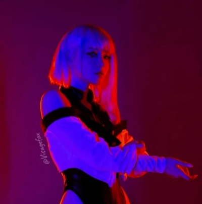 长腿模特惊艳演绎《赛博朋克：边缘行者》露西，COS级倩影成玩家热议焦点