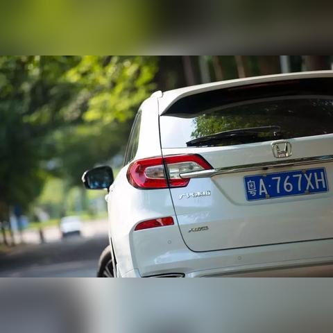 豪华奔驰聚餐370元神秘离场，揭秘借车消费背后的秘密！