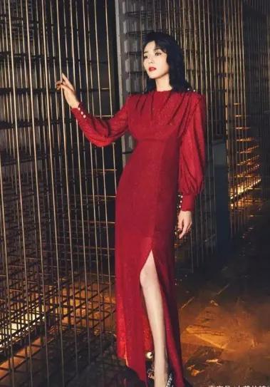 寂静岭女神近况曝光！嘟嘴品尝海底捞美食，萌态十足引关注