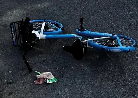 共享单车自动锁车意外频发，女子受伤索赔50元引关注