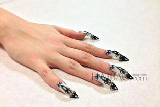 34年不剪指甲！越南画家指甲长超600厘米，刷新世界纪录！