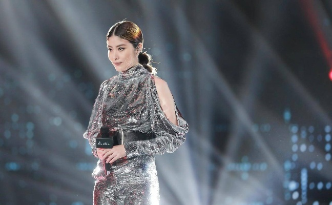 陈慧琳53岁活力四射，活动现场镜头下尽显俏皮魅力