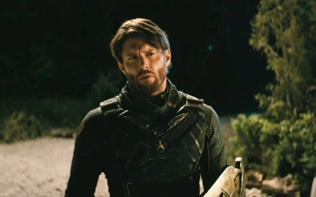 《黑袍纠察队》男主休伊常遭虐？揭秘他罪有应得背后的真相！