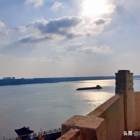 《胜利女神》新装亮相！黑纱透视风潮来袭，绝美造型引领潮流