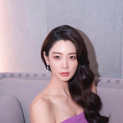 亚洲女神克拉拉离婚揭秘：豪门婚姻六年终落幕，美艳传奇再掀波澜