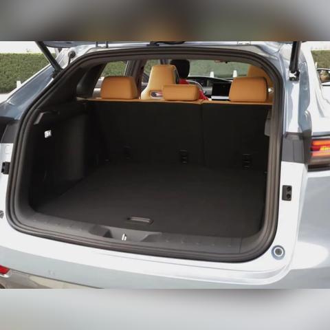 水果姐游艇激吻照揭秘：一场跨界营销大戏即将上演