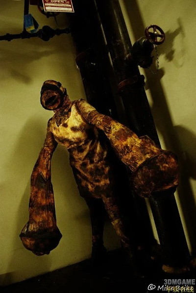 《寂静岭F》女主角COS惊艳！裙破手握水管，揭秘神秘力量